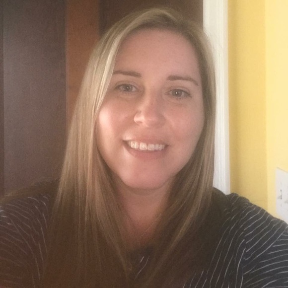 Profile Picture of Lora Wheat (@lorawheat) on Poshmark