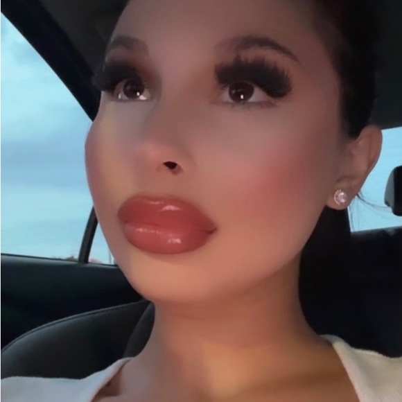 Profile Picture of Isabella Sampognaro (@i_sampognaro) on Poshmark
