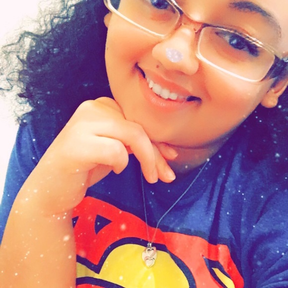 Profile Picture of Lovieyell Barlow (@looveb) on Poshmark