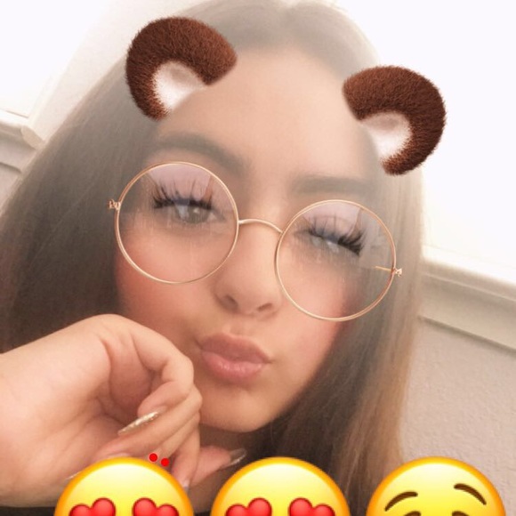 Profile Picture of Lexis Fallis (@lexizzzbandzz) on Poshmark