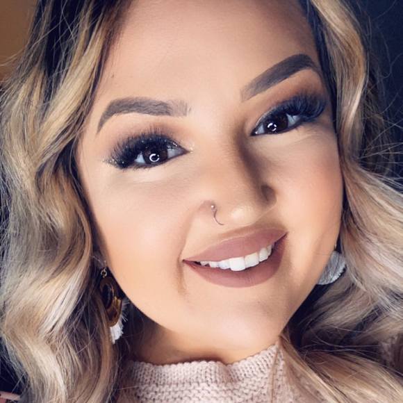 Profile Picture of Clarissa Felix (@clarissafelixx) on Poshmark