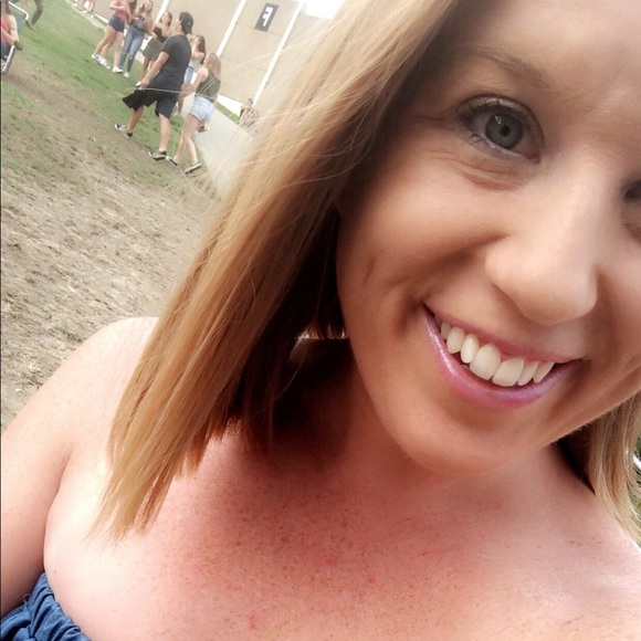 Profile Picture of Ashley Sladden (@ashleysladden) on Poshmark