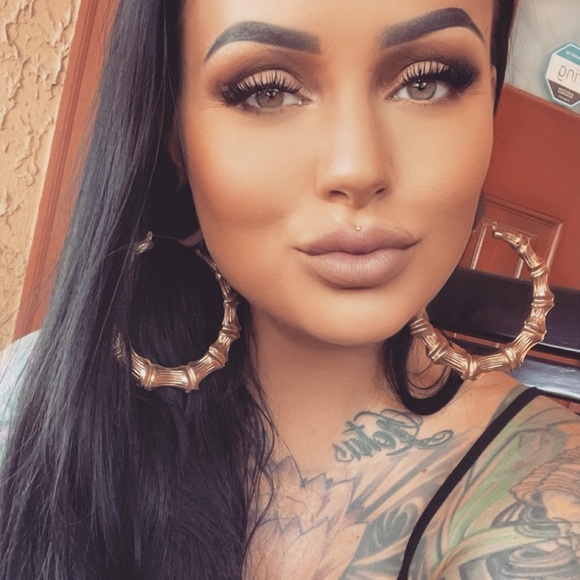 Profile Picture of Courtney Sampson (@courtneyleee) on Poshmark
