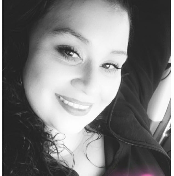 Profile Picture of Amber Robles (@amberrobles760) on Poshmark