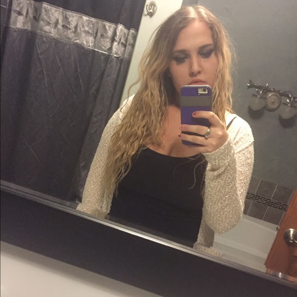 Profile Picture of Taylor Giles (@tay_xoxx) on Poshmark