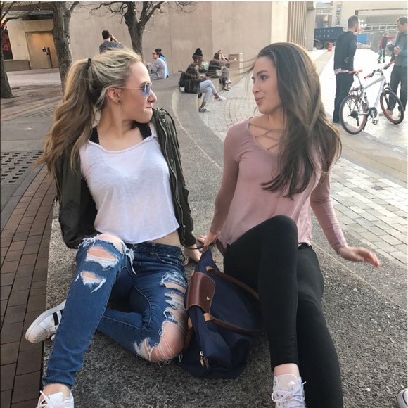 Profile Picture of Chloe Pearce (@chloepearce33) on Poshmark