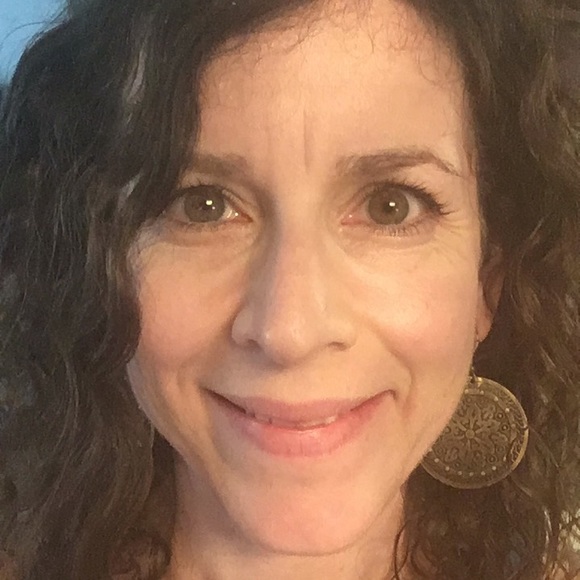 Profile Picture of Cindy Irving (@cindyirving) on Poshmark