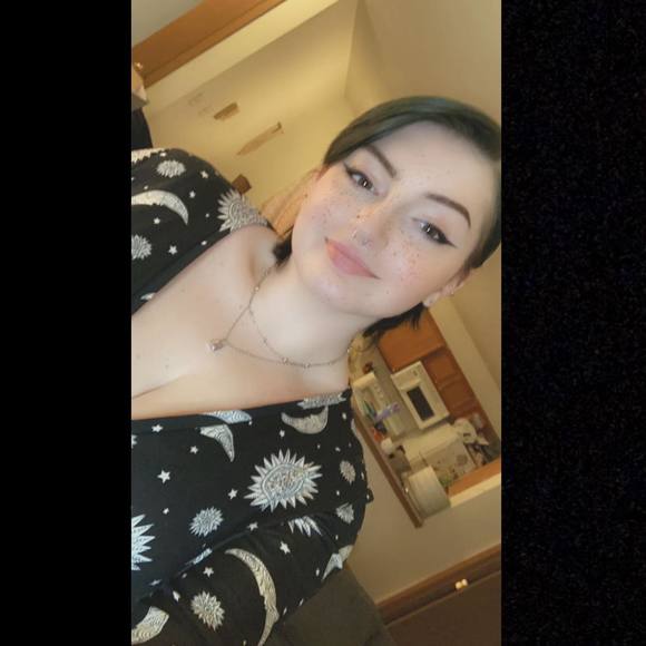 Profile Picture of Brynna Keithley (@brynnakeithley) on Poshmark