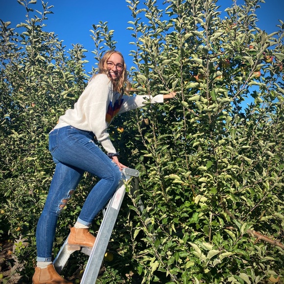 Profile Picture of Sarah Swagler (@sarahswagler) on Poshmark