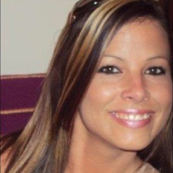 Profile Picture of Amanda Stoneham (@mommasells) on Poshmark