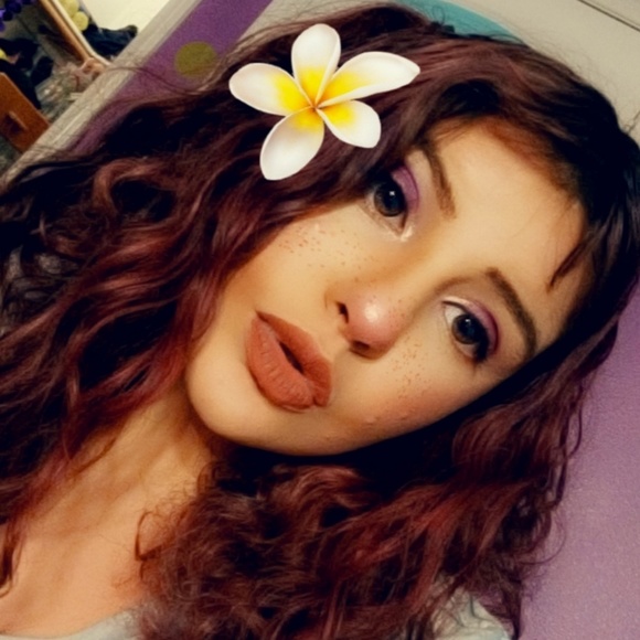 Profile Picture of Lorena Vasquez (@lorenavasque222) on Poshmark