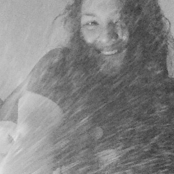 Profile Picture of Yetzelin Almaguer (@yetzzze) on Poshmark