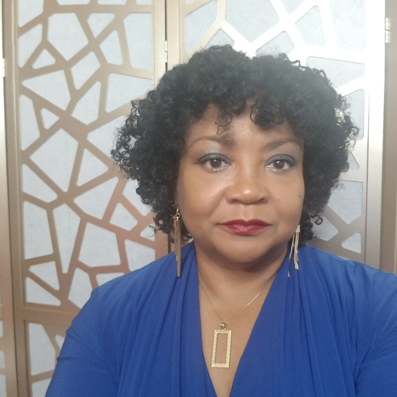 Profile Picture of Darlene Connor (@darconnor) on Poshmark