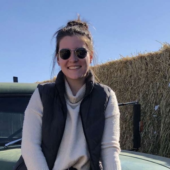 Profile Picture of Cait Newnham (@fyubvdrjj) on Poshmark