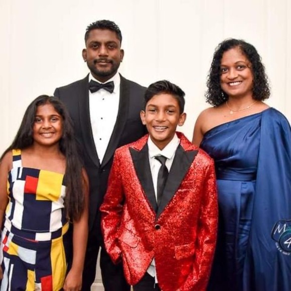 Nicky atesh Mani - Poshmark Profile Picture of Nicky atesh Mani (@nickey_feb) on Poshmark