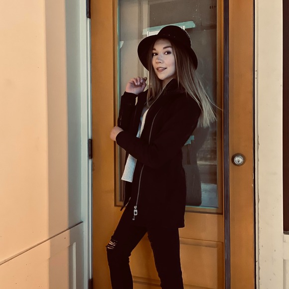 Profile Picture of Taylor Jolly (@t_jolly) on Poshmark