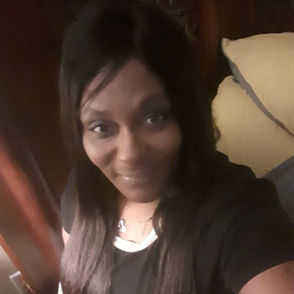 Profile Picture of Reshonda Moore (@moegurl) on Poshmark