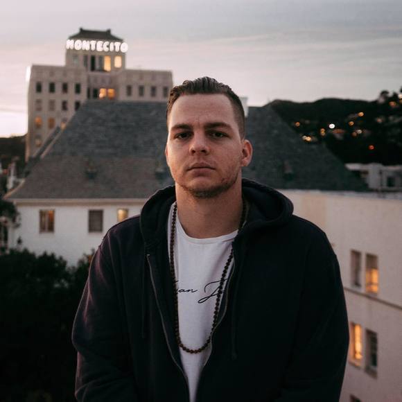 Profile Picture of Sam Clement (@samwyze) on Poshmark