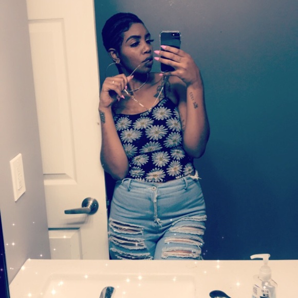 Profile Picture of Crystal Rowe (@caliiicryss) on Poshmark