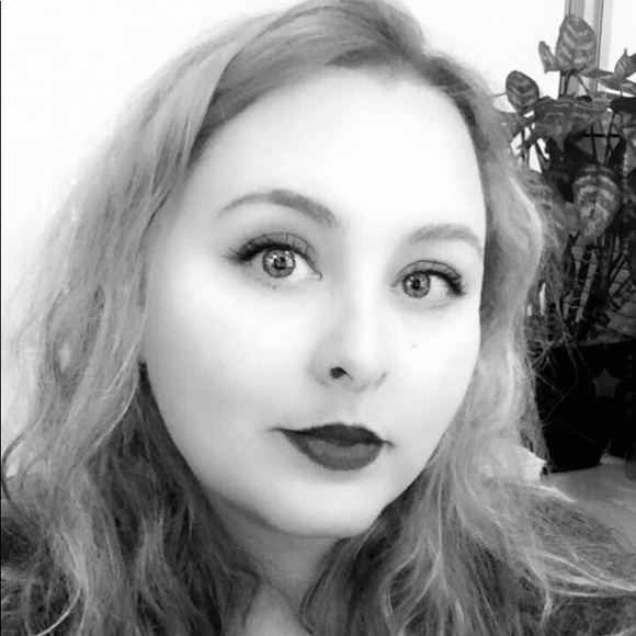 Profile Picture of ✨michelle✨ Caldemeyer (@shelleh) on Poshmark