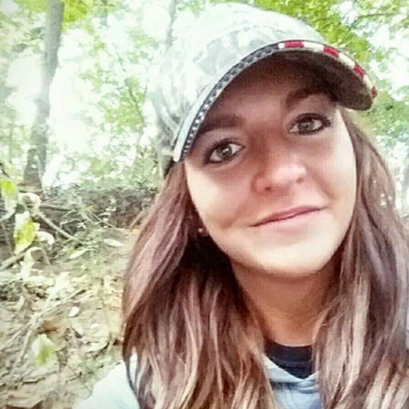 Profile Picture of Haley Laskowski (@halo1216) on Poshmark