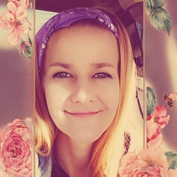 Profile Picture of Amanda Vallance (@amanda_vallance) on Poshmark