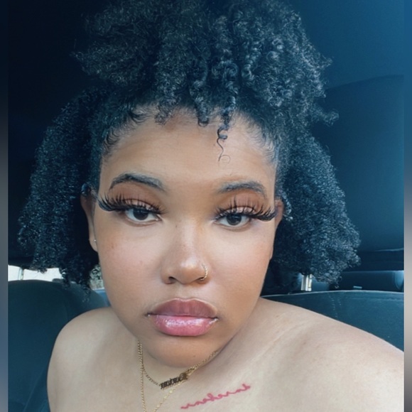 Profile Picture of Darian Wright (@darianpwright) on Poshmark