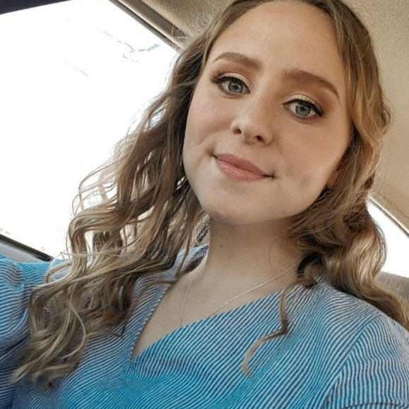 Profile Picture of Jayleigh Peuster (@jaylpeuster) on Poshmark