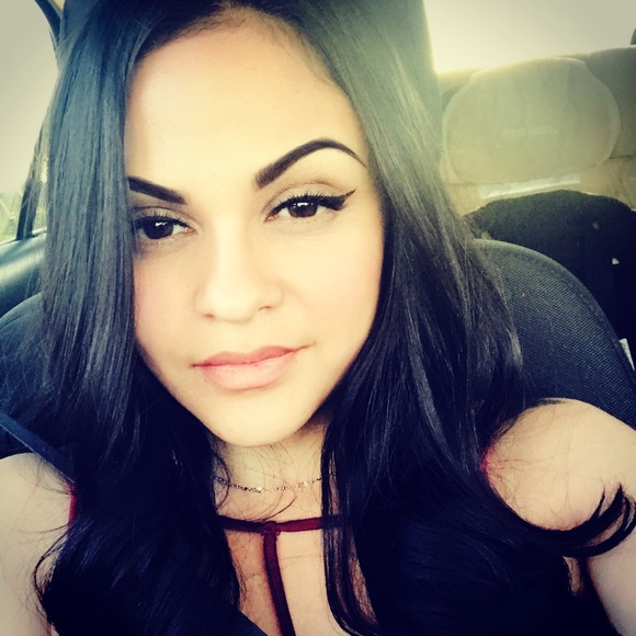 Profile Photo of Aracely Garza (@aracely_g_) on Poshmark