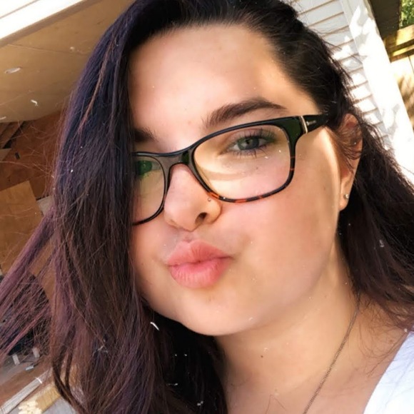 Profile Picture of Kurstyn Lewis (@kurstynlewis18) on Poshmark