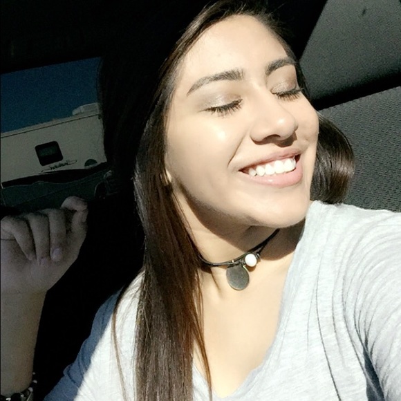 Profile Picture of Jizelle Larralde (@larraldej) on Poshmark