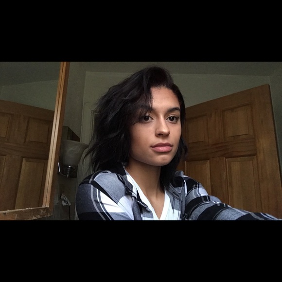 Profile Picture of Adriana Kemp (@adriana90909090) on Poshmark