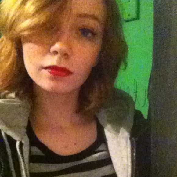 Profile Picture of Joanna Sims (@joanna9910) on Poshmark