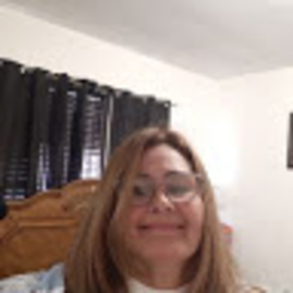 Profile Picture of Julia Leon (@julitaleonq) on Poshmark