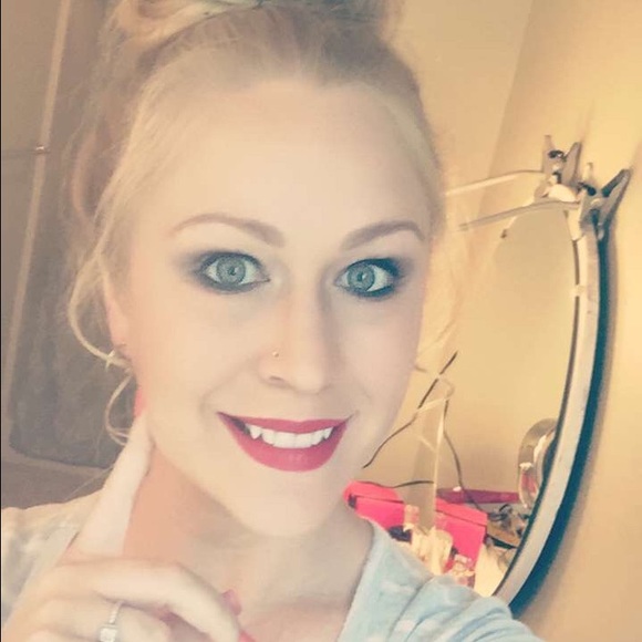 Profile Picture of Lacey Angerhofer (@sweetnchic33) on Poshmark