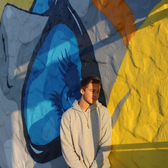 Profile Picture of Drew Turner (@drewturner12) on Poshmark