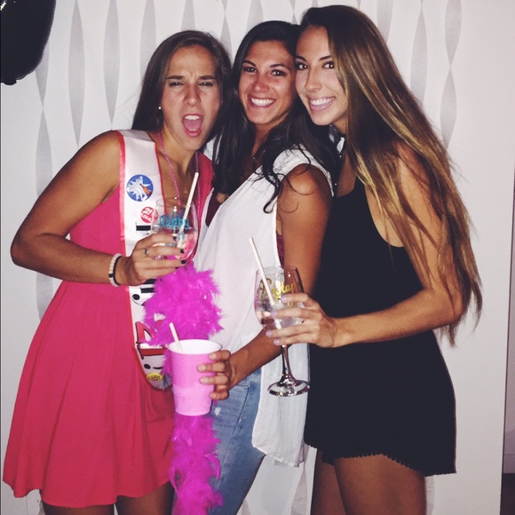 Profile Picture of Erin Neuenfeldt (@erinneuenfeldtt) on Poshmark