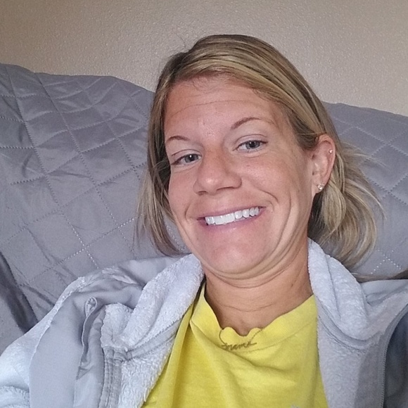 Profile Picture of Jen Irlbeck (@jenirlbeck) on Poshmark