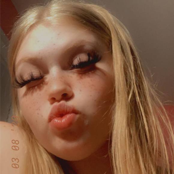 Profile Picture of Arella Knettel (@arellak) on Poshmark