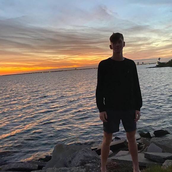 Profile Picture of Tom Andrews (@tomandrews158) on Poshmark
