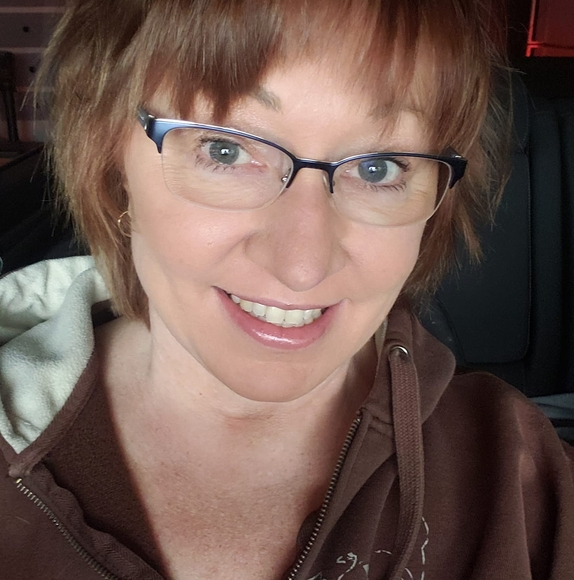 Profile Picture of Tami Kelling (@tamirenee68) on Poshmark