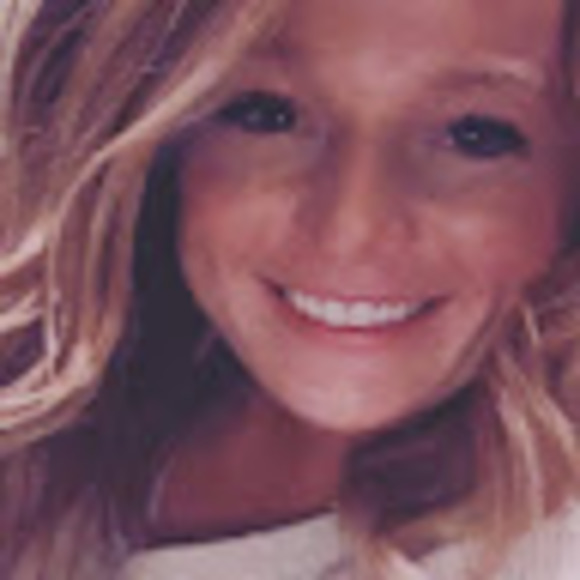 Profile Picture of Alexa Murray (@alexamurray820) on Poshmark