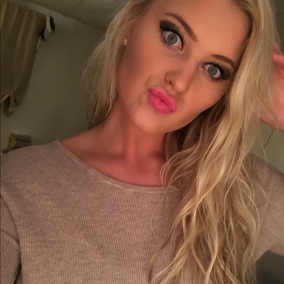 Profile Picture of Taylor Sterkowitz (@taysterks) on Poshmark