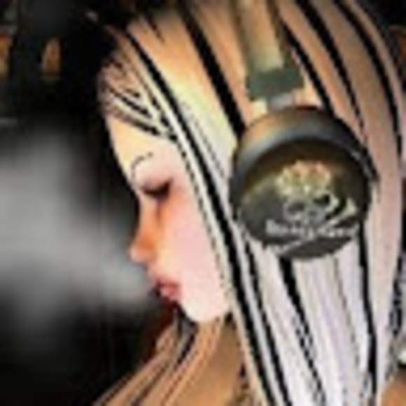 Profile Picture of Lorelei Follette (@chyuupa) on Poshmark