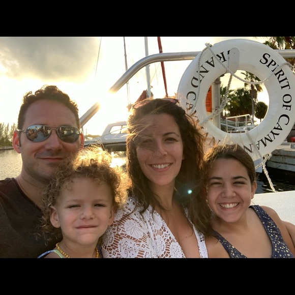 Profile Picture of Elizabeth Onate (@elizabethonate) on Poshmark