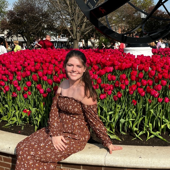 Profile Picture of Sarah Stueve (@stuevesarah) on Poshmark