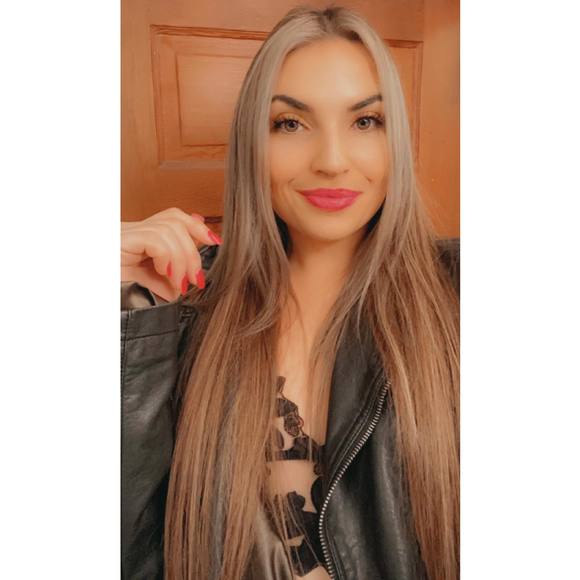 Profile Picture of Erica Beesmer (@bees1171) on Poshmark