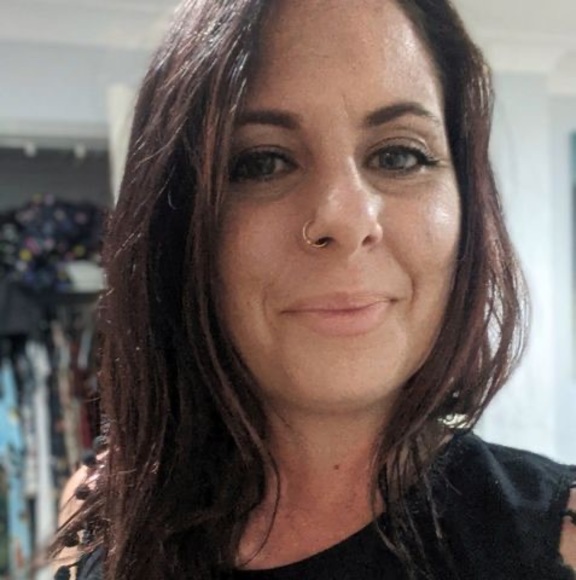 Profile Picture of Beth Fishpool (@gst_free) on Poshmark