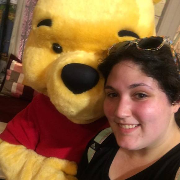 Profile Picture of Laura Manzi (@lauramanzi) on Poshmark