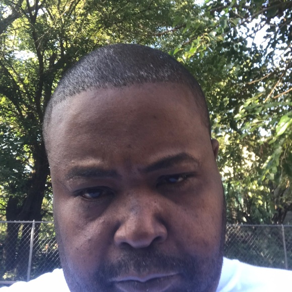 Profile Picture of Christopher Hebron (@cheche696) on Poshmark